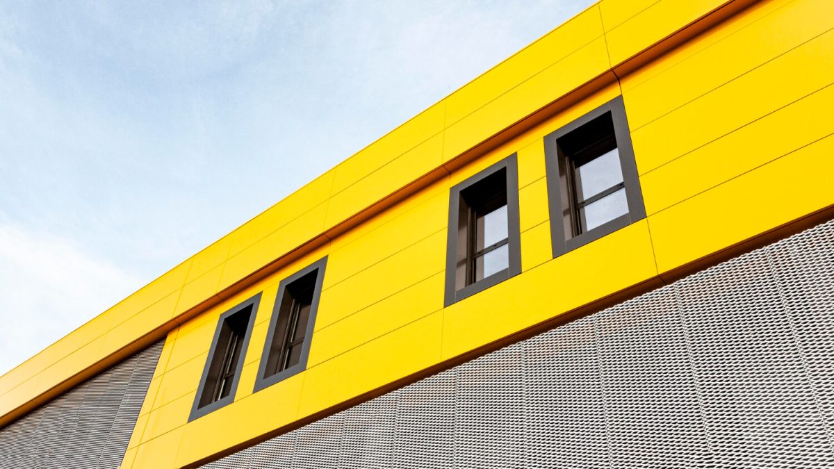 Edificio composite amarillo en Canarias- BRB Construcciones